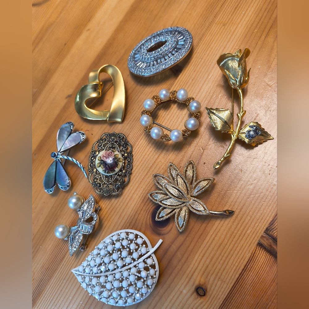 Bundle Of Vintage Brooches
